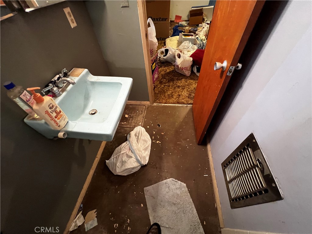 https://media.crmls.org/medias/843172d6-7115-4c1d-88f3-8f5710a17bec.jpg?preset=X-Large