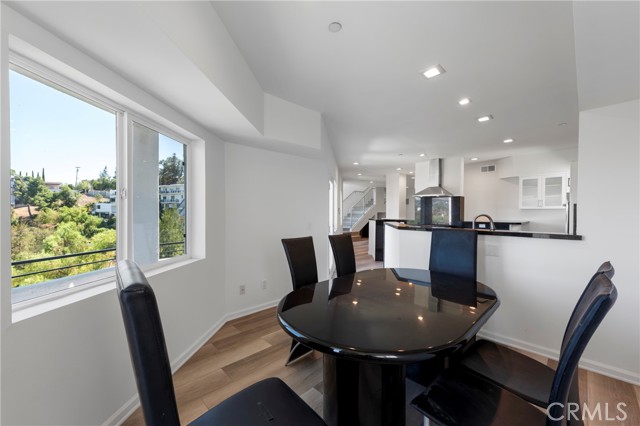 5220 Medina Road, Woodland Hills CA: https://media.crmls.org/medias/843797e6-6553-4ec2-90e2-ba7b3ae06bd7.jpg