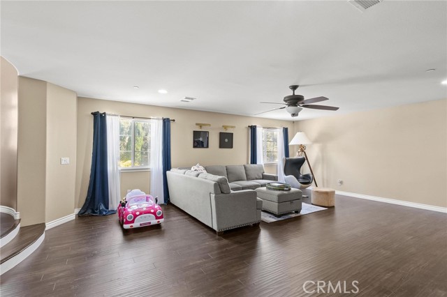 5381 Campania Way, Fontana CA: https://media.crmls.org/medias/84394129-b05e-4d15-9d44-66f98ebf1d88.jpg