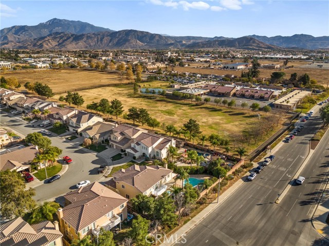 Detail Gallery Image 5 of 62 For 911 Del Sol Way, Beaumont,  CA 92223 - 5 Beds | 3 Baths