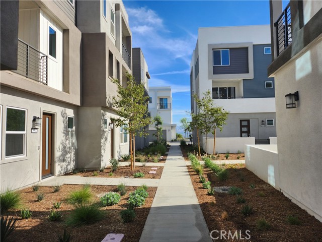 Detail Gallery Image 6 of 12 For 26848 Laure Mountain Loop, Valencia,  CA 91355 - 1 Beds | 1 Baths