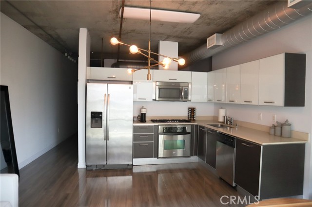 645 W 9th Street, Los Angeles CA: https://media.crmls.org/medias/843ef8f5-9e01-4f03-a0a7-ea08d9ac2e31.jpg