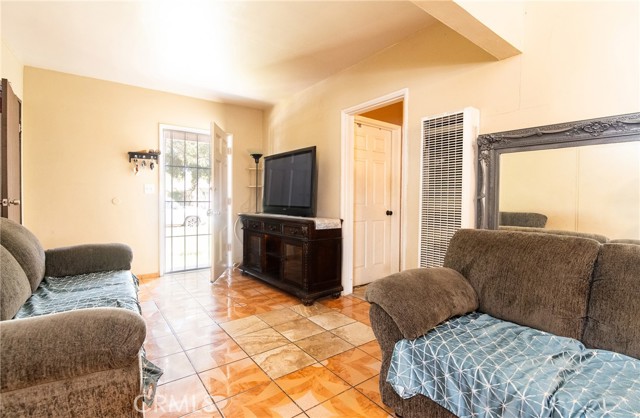 Detail Gallery Image 6 of 28 For 8560 Newport Ave, Fontana,  CA 92335 - 2 Beds | 1 Baths