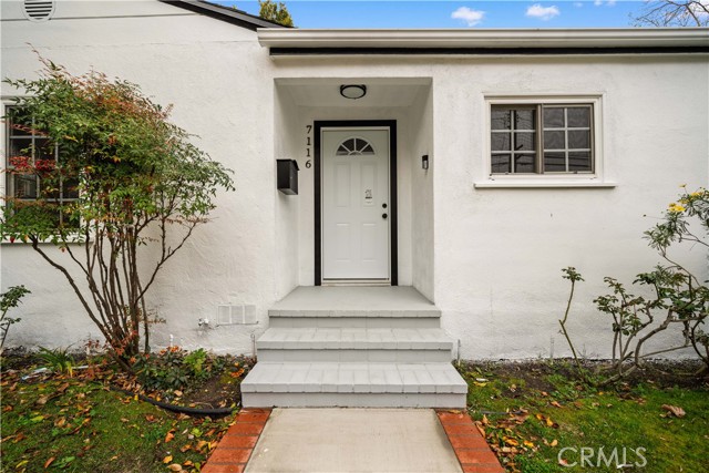 7116 Waring Avenue, Los Angeles CA: https://media.crmls.org/medias/84414c98-abbd-440a-b3d2-b80023b21675.jpg