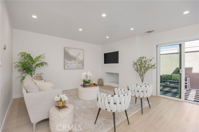 Detail Gallery Image 3 of 28 For 18110 Killion St #2,  Tarzana,  CA 91356 - 3 Beds | 2/1 Baths