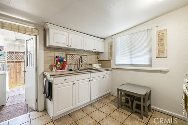 435 S Palm Avenue, Santa Paula CA: https://media.crmls.org/medias/8443df00-dd15-42ec-89e5-a5892e7a8e2d.jpg