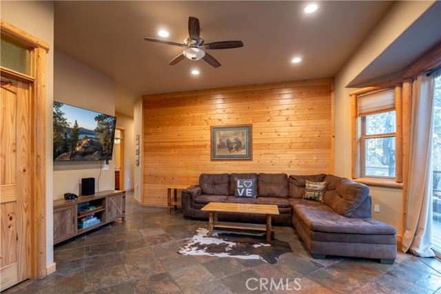 325 Stoney Creek Road, Big Bear Lake CA: https://media.crmls.org/medias/8444a016-c191-43fc-a0d1-15dc2713d331.jpg