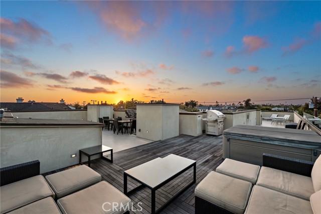 Detail Gallery Image 53 of 75 For 530 Kings Rd, Newport Beach,  CA 92663 - 5 Beds | 4/3 Baths