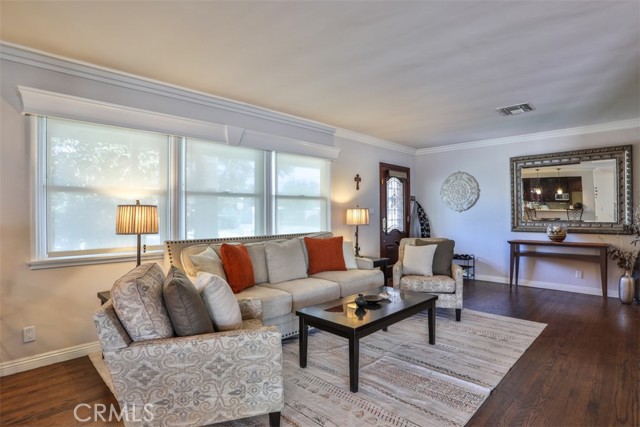 307 W 11th Street, Azusa CA: https://media.crmls.org/medias/84483f99-030f-473e-8346-3f398336a01e.jpg