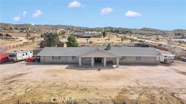 25733 Roundup Way, Apple Valley CA: https://media.crmls.org/medias/8448b56e-09e4-41d4-831a-3f5b8450130b.jpg