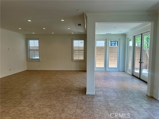 extra enclosed bright bonus room on the right side.