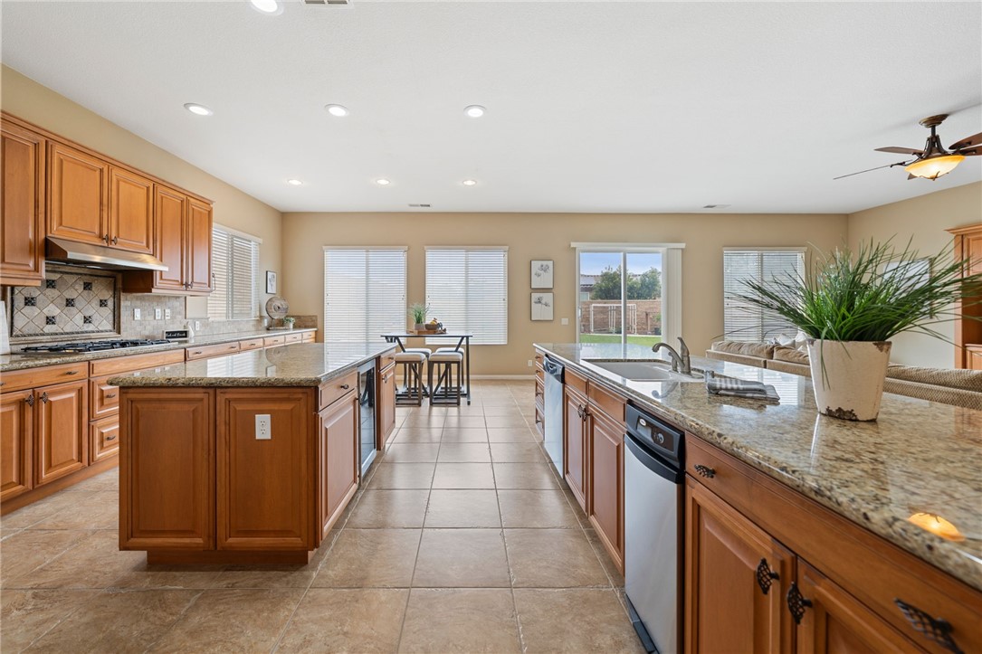 Detail Gallery Image 21 of 42 For 619 Barbre Ln, Corona,  CA 92879 - 4 Beds | 2/1 Baths