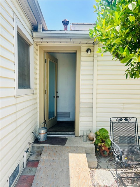619 E H Street, Ontario CA: https://media.crmls.org/medias/844b6932-4aab-4a94-99e2-343e9722be39.jpg