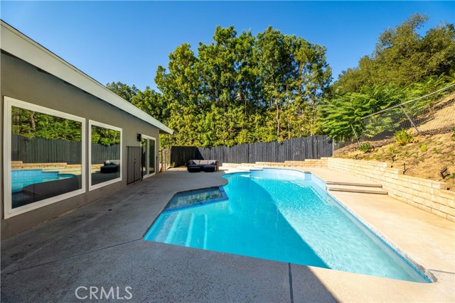 4240 Kingfisher Road, Calabasas CA: https://media.crmls.org/medias/844d76af-679a-456f-9525-4e824af5ba9f.jpg