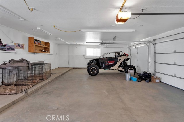8381 White Road, Phelan CA: https://media.crmls.org/medias/8451cb36-8114-4440-b1b7-69533afdd05e.jpg