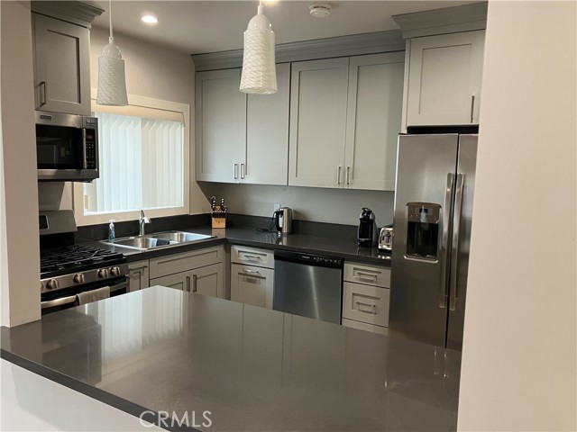 Detail Gallery Image 3 of 12 For 2059 N Vermont, Los Angeles,  CA 90027 - 2 Beds | 2 Baths