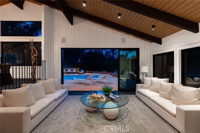 4885 Winnetka Avenue, Woodland Hills CA: https://media.crmls.org/medias/845552ff-abda-42b9-ad77-df5f801cbc95.jpg
