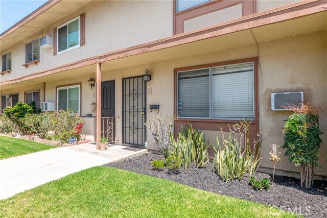 Detail Gallery Image 4 of 43 For 8804 Valley View St #C,  Buena Park,  CA 90620 - 2 Beds | 1/1 Baths