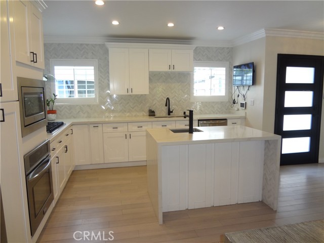 Detail Gallery Image 2 of 22 For 22135 Vanowen St, Canoga Park,  CA 91303 - 3 Beds | 2 Baths