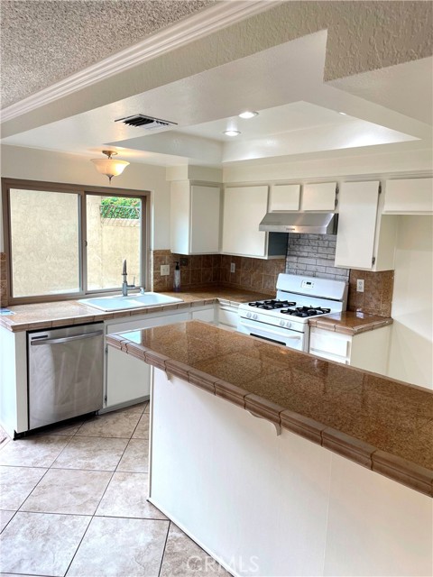 1077 Santo Antonio S Drive, Colton CA: https://media.crmls.org/medias/845e338d-978a-4fae-bc81-71c490916404.jpg