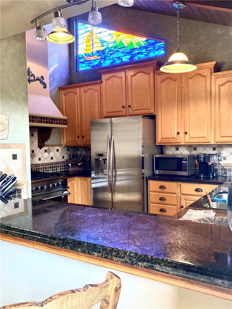 https://media.crmls.org/medias/845e76c4-3cc7-4809-8368-44dd87a5baa3.jpg?preset=X-Large