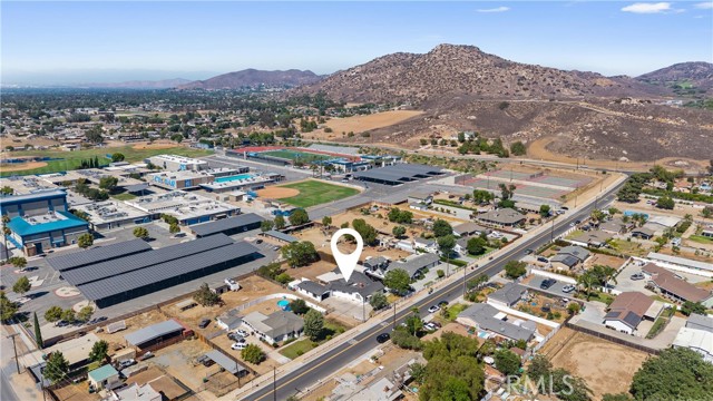 1049 2nd Street, Norco CA: https://media.crmls.org/medias/846585e4-b5ed-41d5-9378-6c2941bf4065.jpg