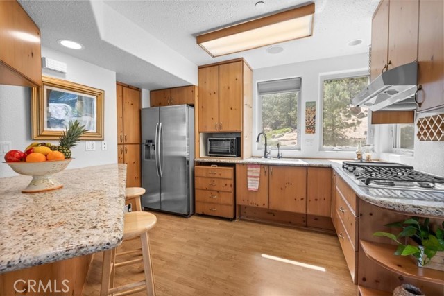 38512 North Shore Drive, Fawnskin CA: https://media.crmls.org/medias/846a31d2-a6ff-469e-a8d8-71c17aeaa476.jpg