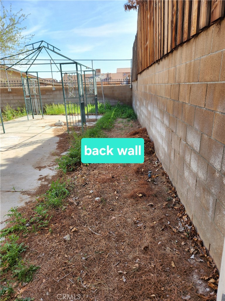 https://media.crmls.org/medias/846aeb94-5753-4fbd-bd76-4d7fa45d15af.jpg?preset=X-Large