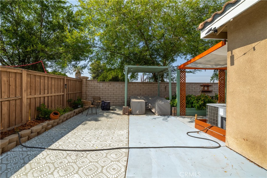 https://media.crmls.org/medias/846cbc36-fa9b-4ae8-a9a1-da6eeeb734b5.jpg?preset=X-Large