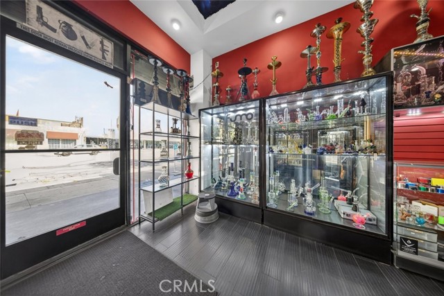 12816 Victory Boulevard, Valley Glen CA: https://media.crmls.org/medias/846f7ab6-4666-4c45-aad8-22aa87297242.jpg