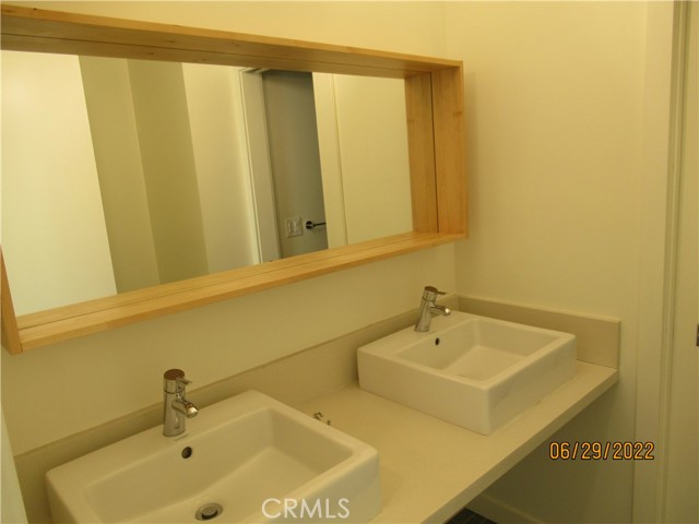 656 Rosecrans Avenue, Manhattan Beach, California 90266, 3 Bedrooms Bedrooms, ,1 BathroomBathrooms,Residential,Sold,Rosecrans,SB22143414