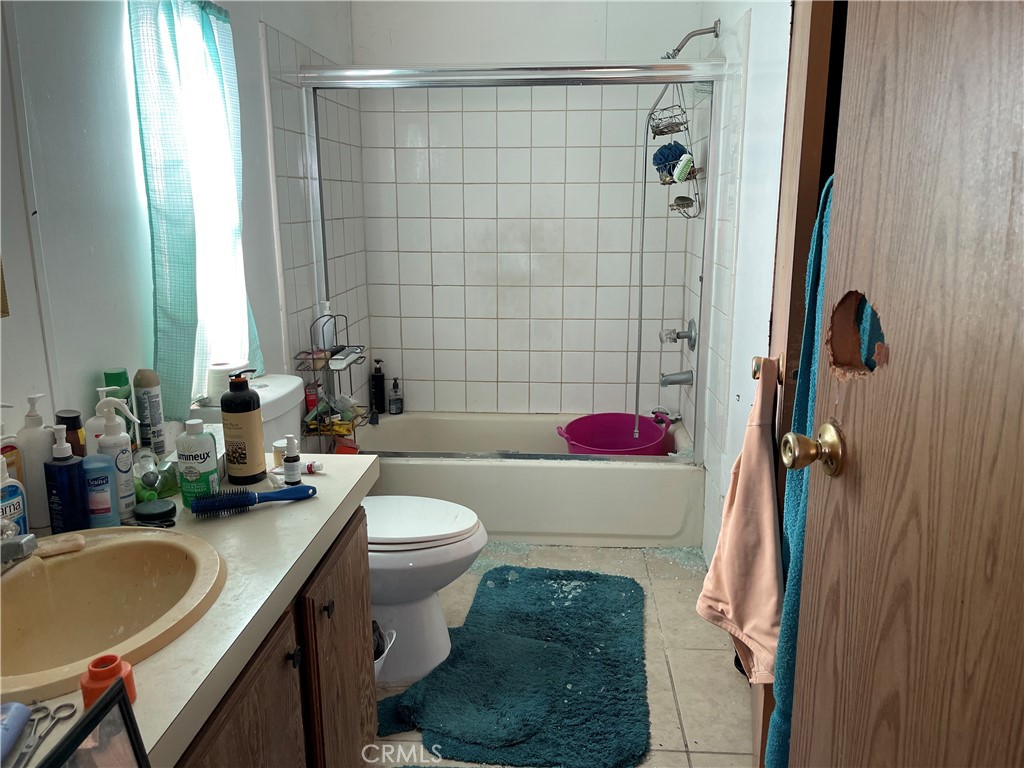 https://media.crmls.org/medias/8471a632-5f7a-4bf2-a264-e2e269d4512a.jpg?preset=X-Large