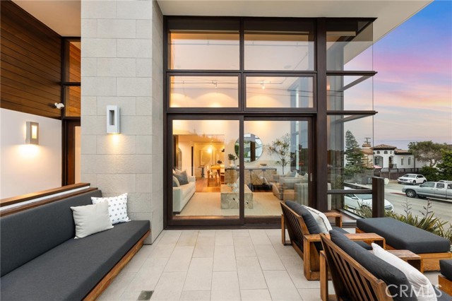 2114 Manhattan Ave, Hermosa Beach CA: https://media.crmls.org/medias/8471edfe-ffec-40aa-93e3-38db71a8d008.jpg