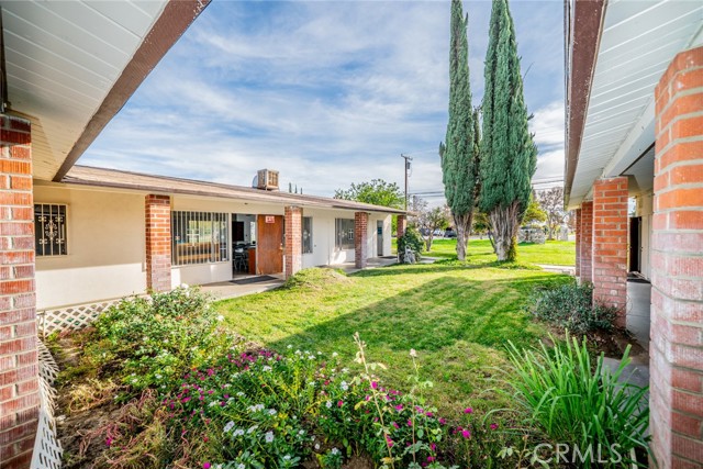 711 W C, Colton CA: https://media.crmls.org/medias/84722726-d3c0-4777-b729-871094ce9e3f.jpg