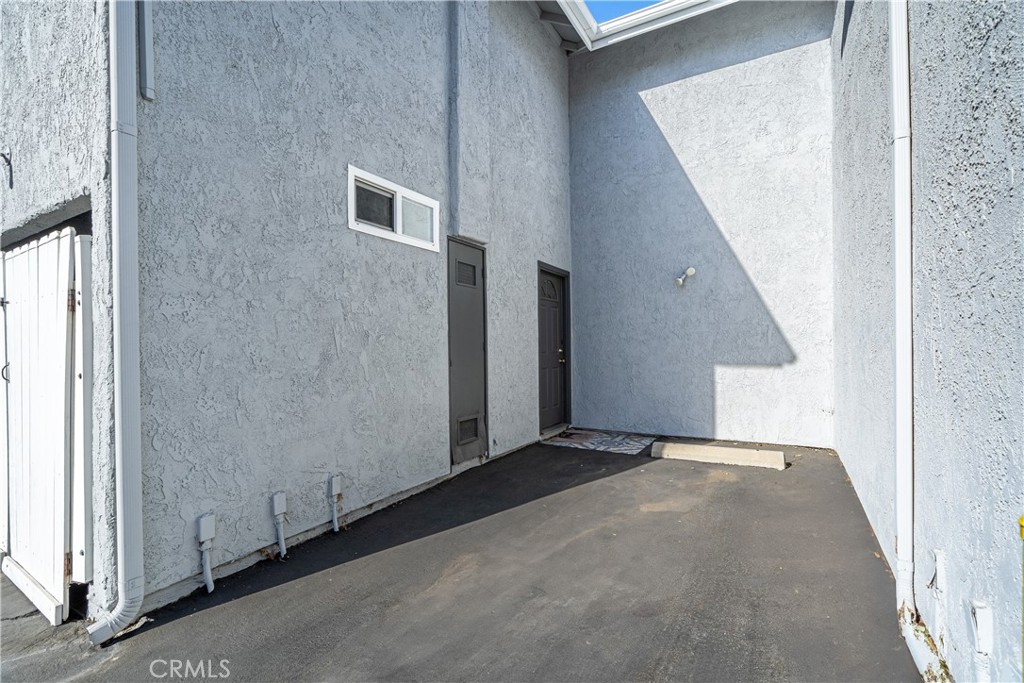 https://media.crmls.org/medias/8472e616-59ac-43b3-96eb-fcf47cbd48a6.jpg?preset=X-Large