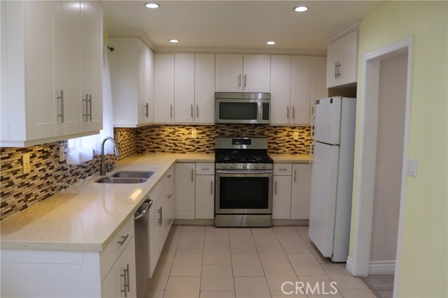 Detail Gallery Image 5 of 22 For 13243 Vanowen #5,  North Hollywood,  CA 91605 - 2 Beds | 3 Baths