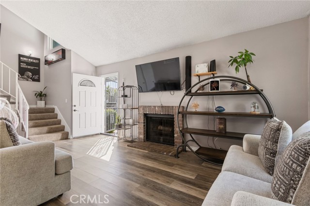 Detail Gallery Image 6 of 44 For 25259 Avenida Dorena, Newhall,  CA 91321 - 3 Beds | 2 Baths