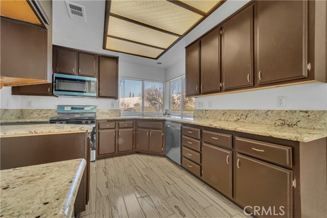 Detail Gallery Image 7 of 35 For 36418 Ramona, Palmdale,  CA 93550 - 3 Beds | 3 Baths