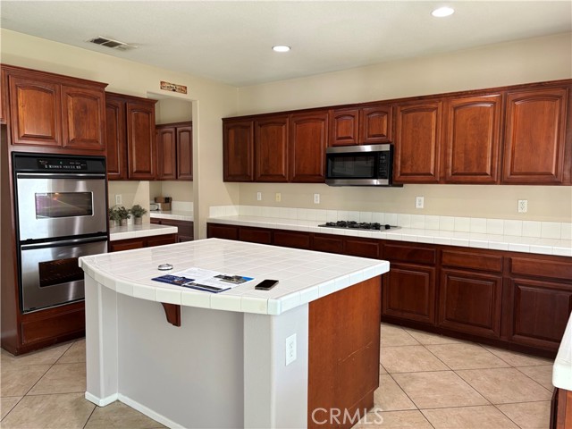13847 Blue Ribbon Lane, Eastvale CA: https://media.crmls.org/medias/84785112-0379-4f6e-8327-6e38796ef856.jpg