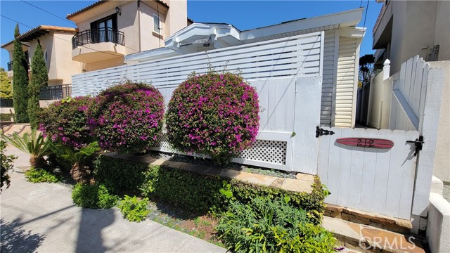 212 Francisca Avenue, Redondo Beach, California 90277, 1 Bedroom Bedrooms, ,1 BathroomBathrooms,Residential,Sold,Francisca,SB22077396