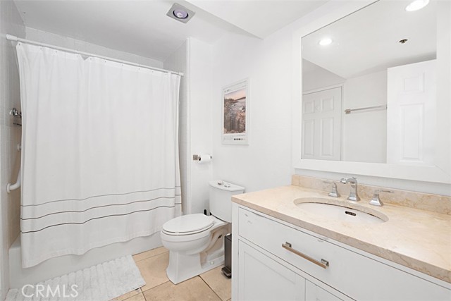 Detail Gallery Image 6 of 16 For 260 Cagney Lane #114,  Newport Beach,  CA 92663 - 2 Beds | 1 Baths