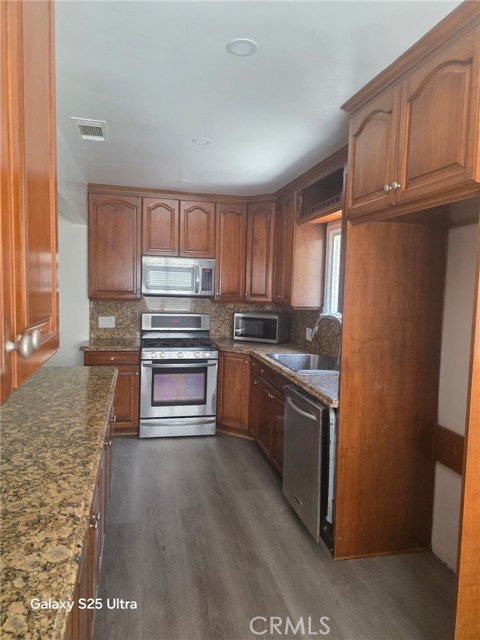 Detail Gallery Image 8 of 18 For 521 E Valencia Ave a,  Burbank,  CA 91501 - 2 Beds | 2 Baths