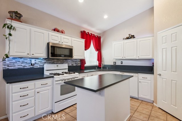 Detail Gallery Image 4 of 22 For 27800 Blaze Ln, Menifee,  CA 92585 - 3 Beds | 2/1 Baths