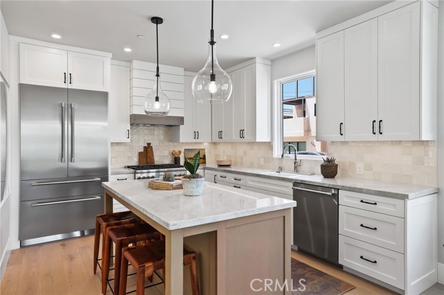825 W Bay Avenue, Newport Beach CA: https://media.crmls.org/medias/84832439-f4d1-4568-99ec-0dde53919df7.jpg
