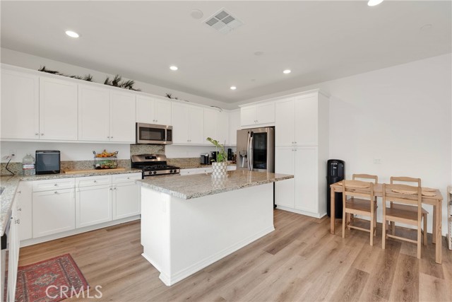 16718 Wyndham Lane, Fontana CA: https://media.crmls.org/medias/848471cc-f8f5-4f07-b2cf-37579824fe64.jpg