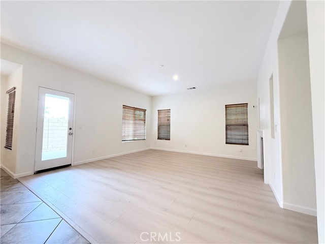 Detail Gallery Image 5 of 26 For 1315 Castledale St, Riverside,  CA 92501 - 5 Beds | 3 Baths