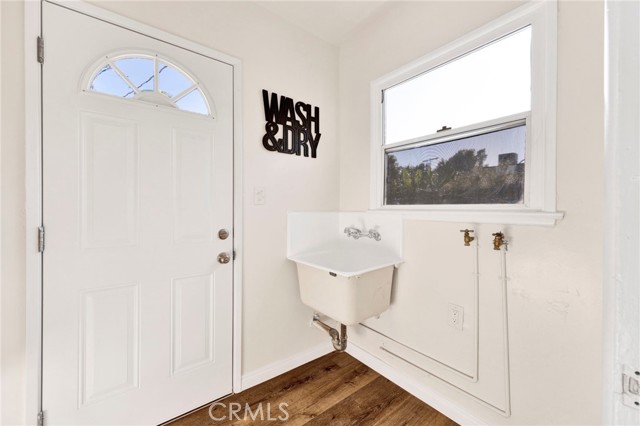 17350 Hamlin Street, Lake Balboa CA: https://media.crmls.org/medias/8486e92a-1245-41e6-9f4d-ddf9dacdcf6f.jpg
