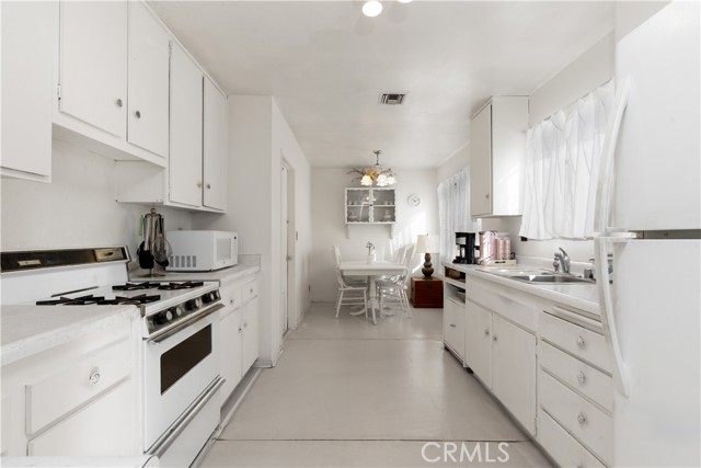 Detail Gallery Image 7 of 32 For 2038 Marigold, Pomona,  CA 91767 - 4 Beds | 2 Baths