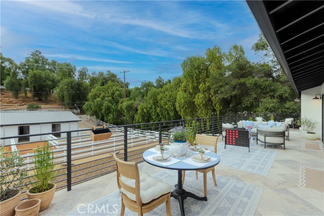 Alfresco dining while you keep an eye on your beloved horses. Entertain family, friends and the equestrian community with pride.