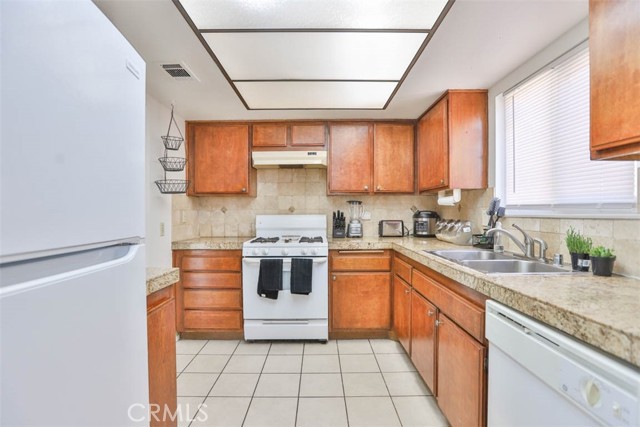 Detail Gallery Image 17 of 42 For 14830 Cliffrose Ct, Moreno Valley,  CA 92553 - 2 Beds | 2 Baths